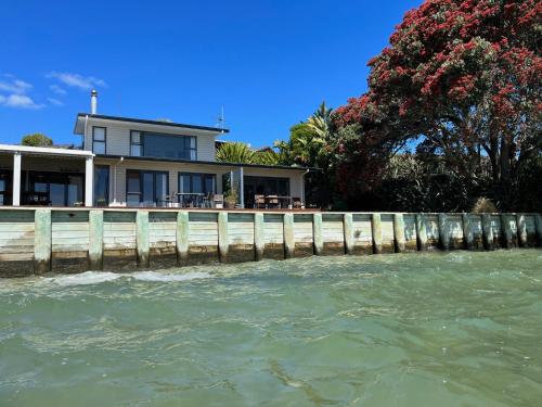 المنظر الخارجي, Absolute Waterfront Serenity Near Auckland in وايوكو