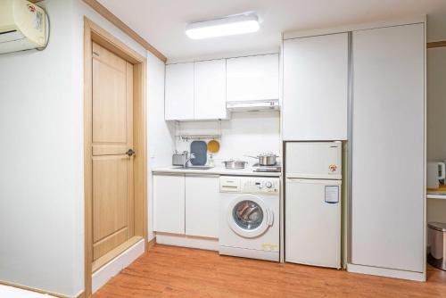 Cozy & Private Studio 3 mins walk from Metro Station 5