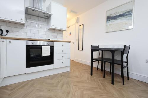 Konyha, Contractor Studio - Parking - Smart TV & Kitchen in Pontardawe