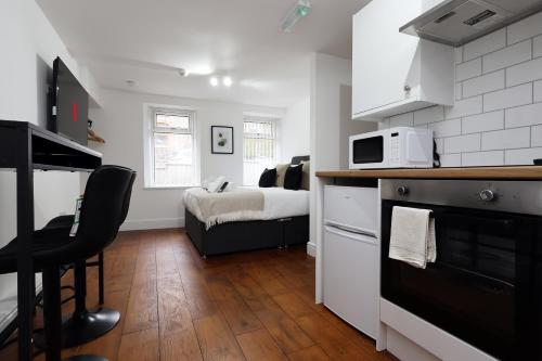 Konyha, Contractor Studio - Parking - Smart TV & Kitchen in Pontardawe