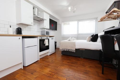Konyha, Contractor Studio - Parking - Smart TV & Kitchen in Pontardawe