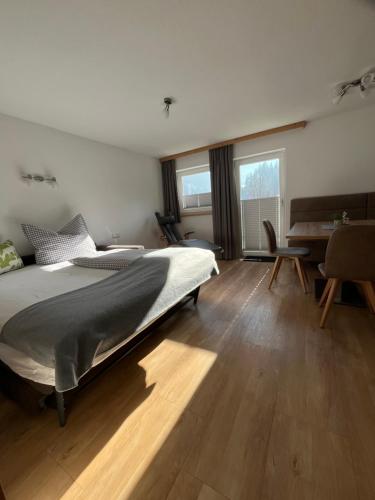 1 queen bed, 2 sofa beds