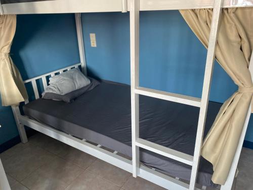 เตียงในห้องพักรวมหญิงแบบ 4 เตียง (Bed in 4-Bed Female Dormitory Room)