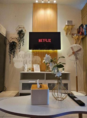 Condotel with Balcony Near Airport and MOA with Games & Karaoke, Manille