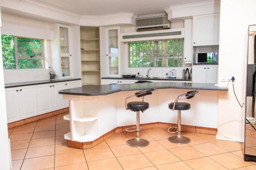 廚房, Seaview Executive Guest House in 伍尊哲里