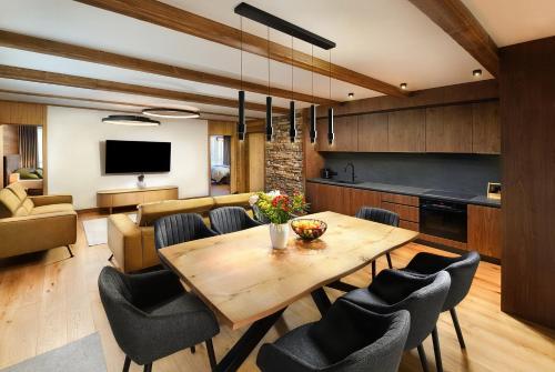 Chalet Oasis - Luxury 5-Bedroom Chalet with Panoramic Views in Huti