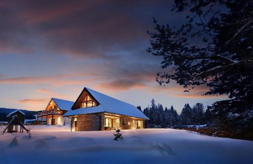 Chalet Oasis - Luxury 5-Bedroom Chalet with Panoramic Views in Huti