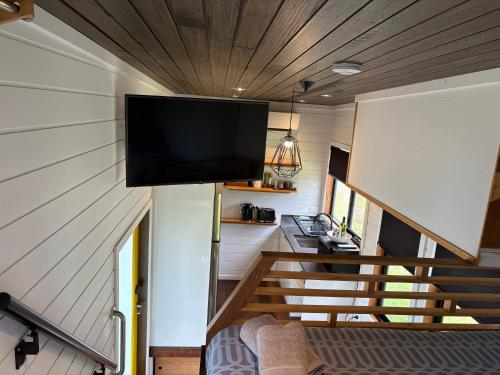 Ocean Breeze Tiny House - Ocean and Lake View in Mallacoota