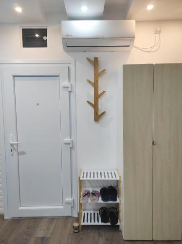 One-Bedroom Apartment image 7