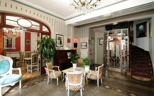 gedeelde lounge/tv-ruimte, Hotel Crystal Reims Centre in Reims