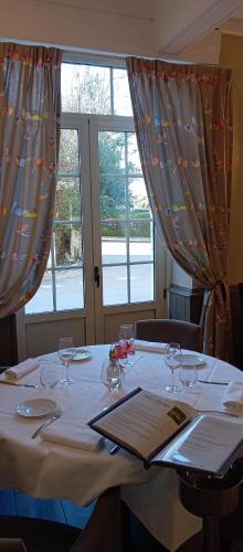 Logis Hôtel Restaurant La Vieille Auberge, Art and Gallery - 레스토랑