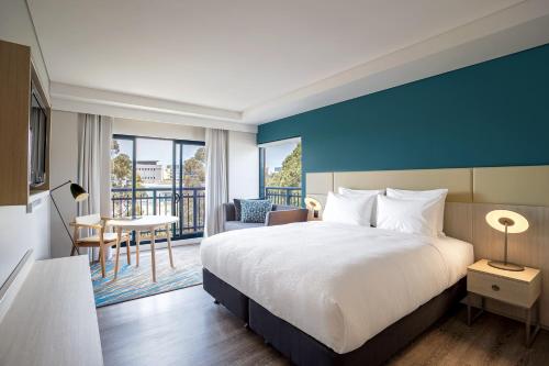Standard King Room with Balcony image 7