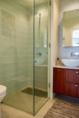 Modern and cozy 2-Bedroom with Pool and Gym