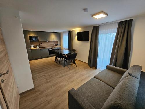 New, cozy retreat, 300 m to ski bus in Schladming Region in Assachberg, Österreich