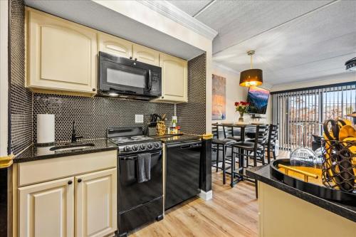 Walk to Anakeesta Romantic 1BR w Fireplace thumb 4