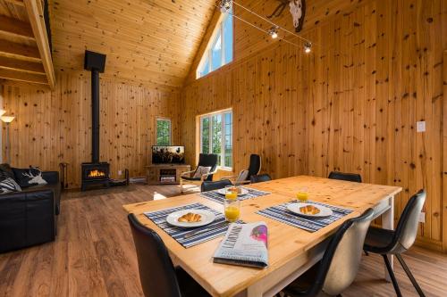 Chalet l'Authentique: Massif, Spa et Plein Air in 小里維爾-聖弗朗科斯 (QC)