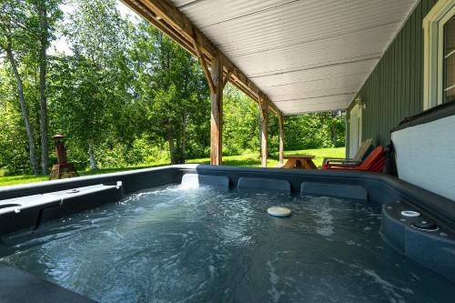 Chalet l'Authentique: Massif, Spa et Plein Air in 小里維爾-聖弗朗科斯 (QC)