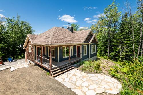 Chalet l'Authentique: Massif, Spa et Plein Air in 小里維爾-聖弗朗科斯 (QC)