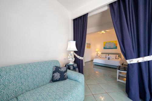 1 king bed, 1 sofa bed