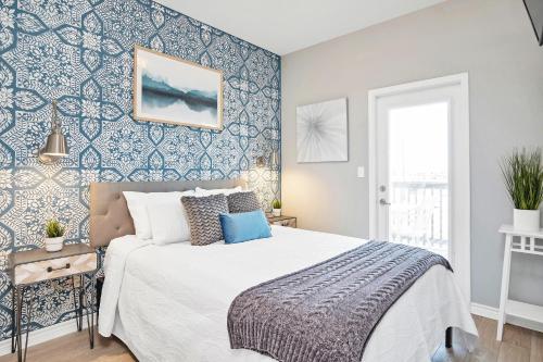 Golf Cart - 5 Minute Walk to Beach - Pool - Balcony & Grill - Pet Friendly