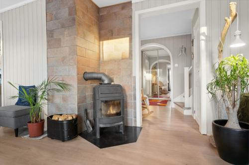 Serene Countryside Holiday Home with Fjord Views and blooming Gardens in Tverlandet