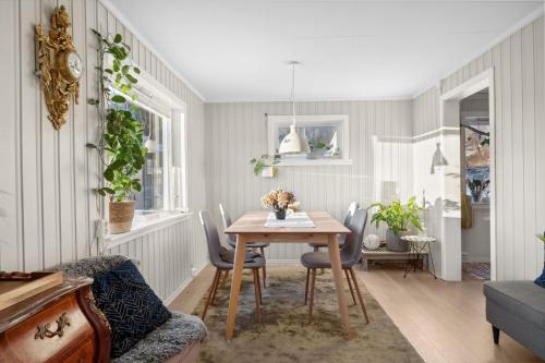 Serene Countryside Holiday Home with Fjord Views and blooming Gardens in Tverlandet