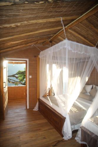 Triple Room with Balcony image 10