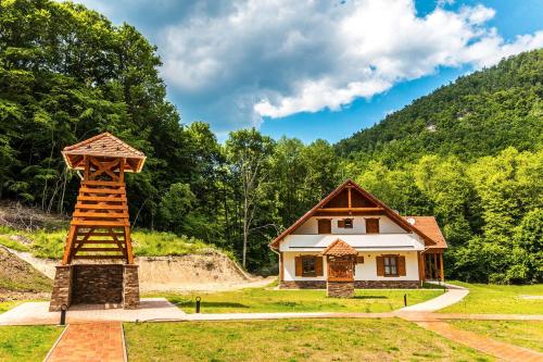 Viesnīcas āriene, RÖNK - Rostallói Turistaház és Látogatóközpont (RONK - Rostalloi Turistahaz es Latogatokozpont) in Háromhuta