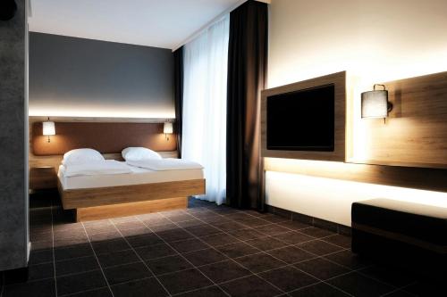 Large Queen Room with Sofa Bed