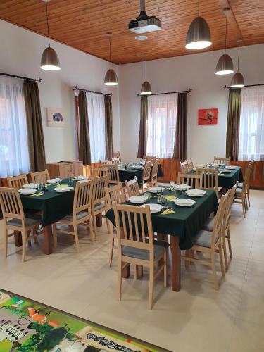 Restorāns, RÖNK - Rostallói Turistaház és Látogatóközpont (RONK - Rostalloi Turistahaz es Latogatokozpont) in Háromhuta