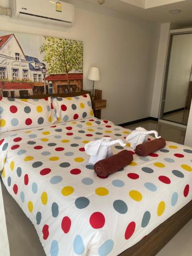 1 queen bed, 1 sofa bed