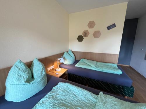 2 twin beds