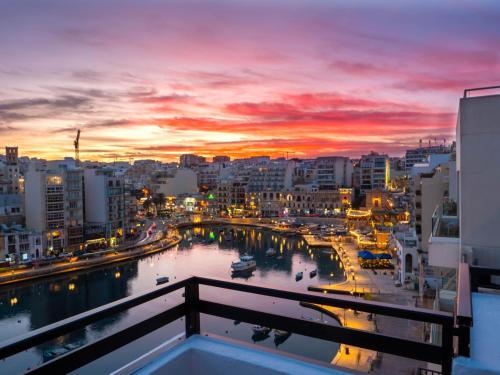 Stunning St Julians Seaview Duplex Apartments on Spinola Bay - Location saisonnière - San Ġiljan