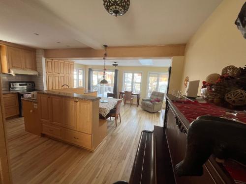 Kitchen, Smiling house! 2 chambres, accueillant et spacieux in Ahuntsic-Cartierville