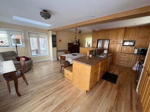 Kitchen, Smiling house! 2 chambres, accueillant et spacieux in Ahuntsic-Cartierville