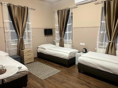 3 twin beds