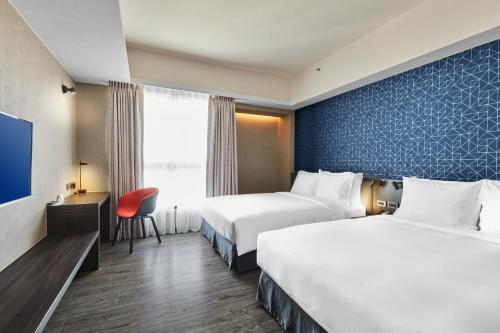 Standard Room with Two Queen Beds image 7