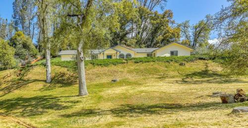 Rustic Retreat Yosemite with Game room, Coarsegold