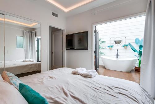 3 blocks to ocean luxury patio nightlife