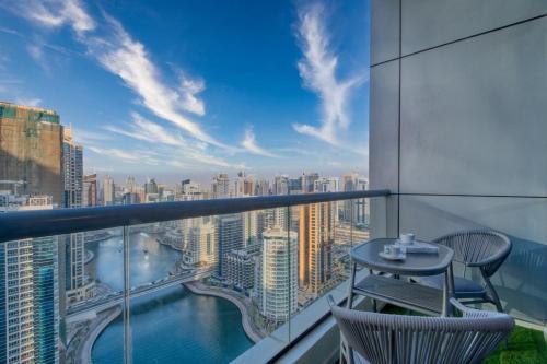 Waterfront 1BR - Marina Views - Walk to Beach & Mall, Дубай