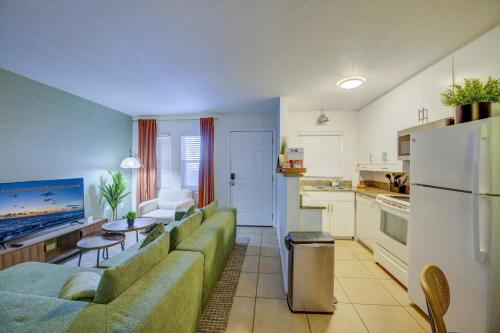 Vibrant Modern Escape, Walk To Dining, Near Beach in Arlington Park