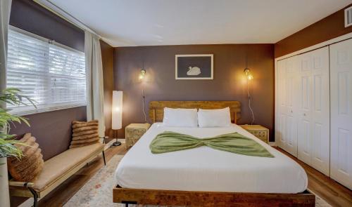 Vibrant Modern Escape, Walk To Dining, Near Beach in Arlington Park