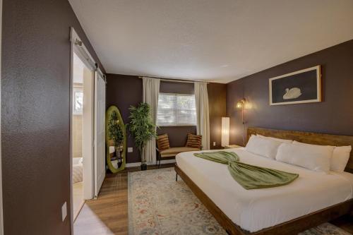 Vibrant Modern Escape, Walk To Dining, Near Beach in Arlington Park