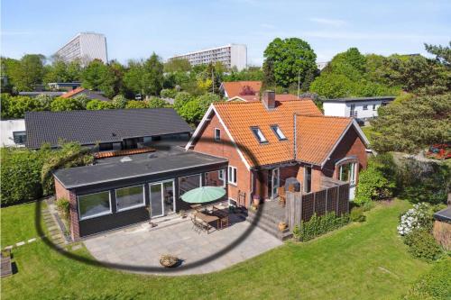 Exterior view, Cozy guesthouse with outdoor space in Aabyhoj