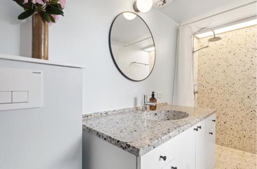 Bathroom, Cozy guesthouse with outdoor space in Aabyhoj