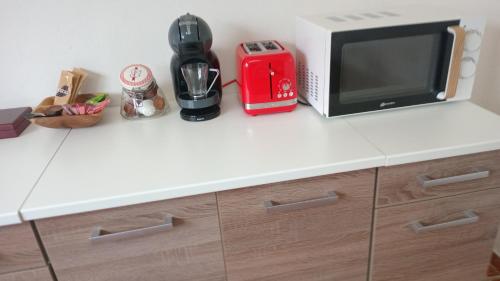 מתקני המלון, Appartement F4 Kone centre Tel 7O 55 O8 in Kone