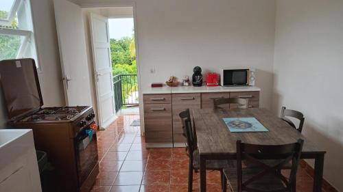 מטבח, Appartement F4 Kone centre Tel 7O 55 O8 in Kone