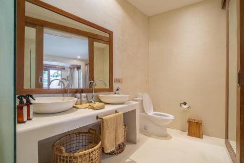 Suite with Pool View image 8