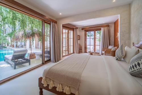 Suite with Pool View image 7