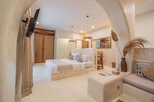 Suite with Pool View image 6